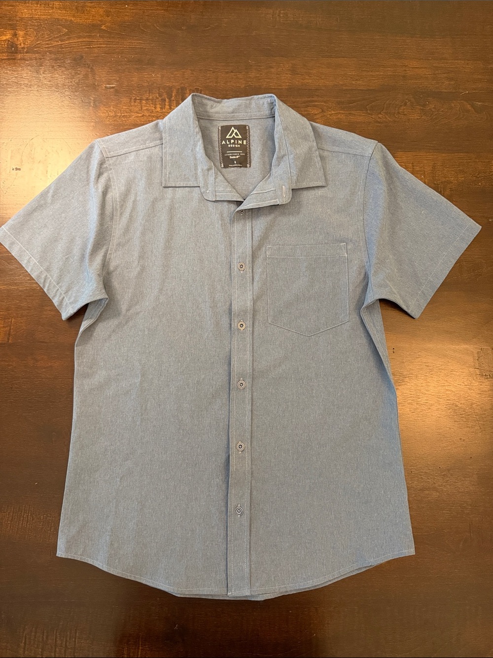 NWOT Alpine Design Men's Short Sleeve Button-Down Shirt in Light Blue Chambray